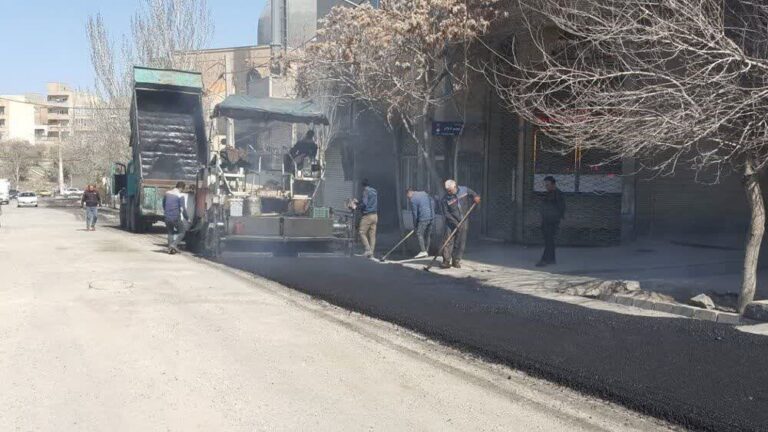 آغاز آسفالت ریزی خیابان نجم با استفاده از ۵۰۰ تن آسفالت