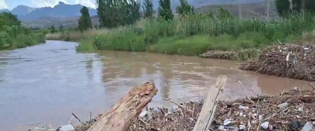 سیلاب راه ۵ روستای هوراند را مسدود کرد/ مطالبه برای پایان دادن به قصه پرغصه پلهای ناایمن سیلاب راه ۵ روستای هوراند را مسدود کرد/ مطالبه برای پایان دادن به قصه پرغصه پلهای ناایمن