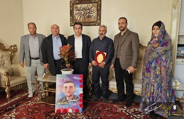 دیدار و تجلیل مدیرعامل شرکت خانه‌سازی پیش‌ساخته آذربایجان از خانواده شهید رضا محرمی