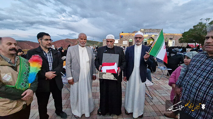 تربت کربلا در عینالی؛ جلوهای از همدلی عاشقان اهلبیت(ع) در مراسم عرفه تربت کربلا در عینالی؛ جلوهای از همدلی عاشقان اهلبیت(ع) در مراسم عرفه