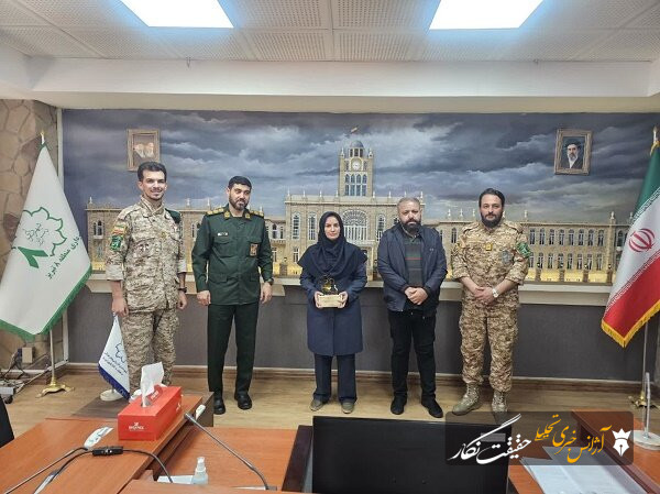 تقدیر فرمانده یگان ویژه تکاوران فاتحین لشکر عملیاتی ۳۱ عاشورا از شهردار منطقه ۸ تقدیر فرمانده یگان ویژه تکاوران فاتحین لشکر عملیاتی ۳۱ عاشورا از شهردار منطقه ۸