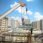 آغاز مرحله تیرچه‌گذاری سقف طبقه دوم مدرسه ۱۲ کلاسه خاوران