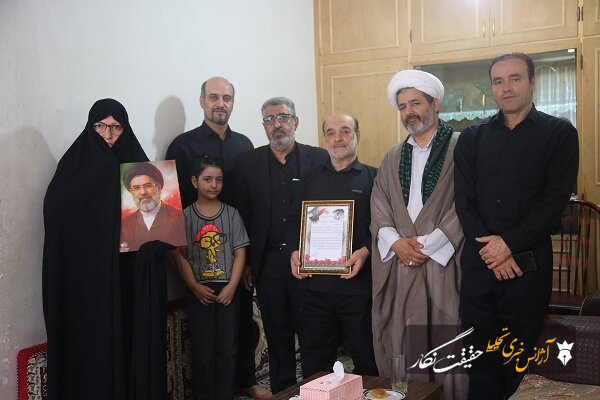 خانواده گرانقدر شهید اقتدار اسماعیل مهرآرا تجلیل شد خانواده گرانقدر شهید اقتدار اسماعیل مهرآرا تجلیل شد