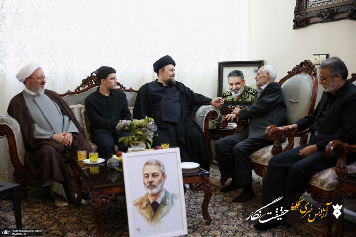 حضور آیت‌الله سید حسن خمینی در منزل سرلشکر شهید سید عبدالرحیم موسوی