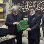 اهدای پرچم گنبد حرم مطهر حسینی، برای تکریم و بدرقه پیکر رهبر شهید