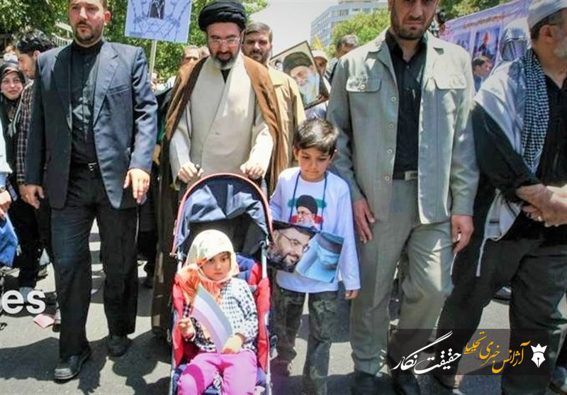 نوه رهبر شهید به محمد انصاری گفت: من فقط یک جفت کفش دارم
