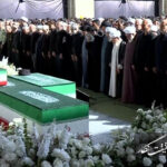 اقامه نماز بر پیکرهای مطهر رهبر شهید و خانواده ایشان به امامت آیتالله سبحانی اقامه نماز بر پیکرهای مطهر رهبر شهید و خانواده ایشان به امامت آیتالله سبحانی