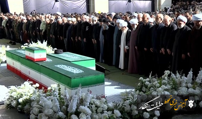 اقامه نماز بر پیکرهای مطهر رهبر شهید و خانواده ایشان به امامت آیتالله سبحانی اقامه نماز بر پیکرهای مطهر رهبر شهید و خانواده ایشان به امامت آیتالله سبحانی
