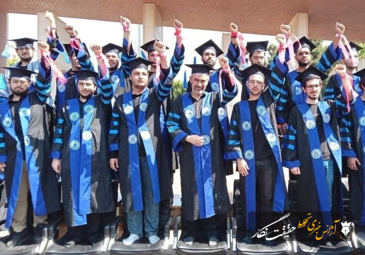 وزیر اقتصاد همراه با دانشجویان دانشگاه شریف در مراسم تشییع/ «یک ایران مشت گره‌ کرده»