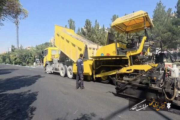 آسفالت ریزی رویه ۸۰۰ تنی لاین شرقی باند کندرو جاده ائل گلی